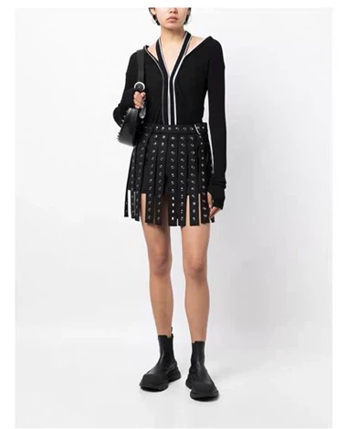 กระโปรงมินิสีดำเย็นพร้อมปุ่มโลหะ